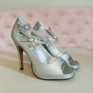 Vintage Y2K Frederick’s of Hollywood Silver Heels NIB 8